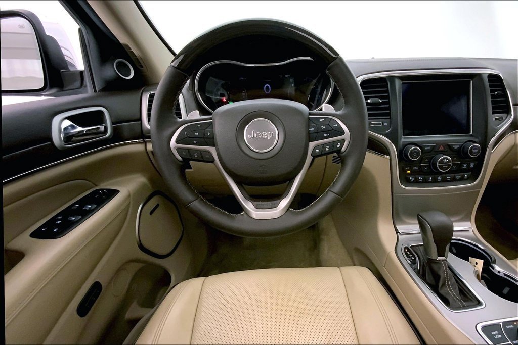 Used 2018 Ivory Jeep Overland image 4
