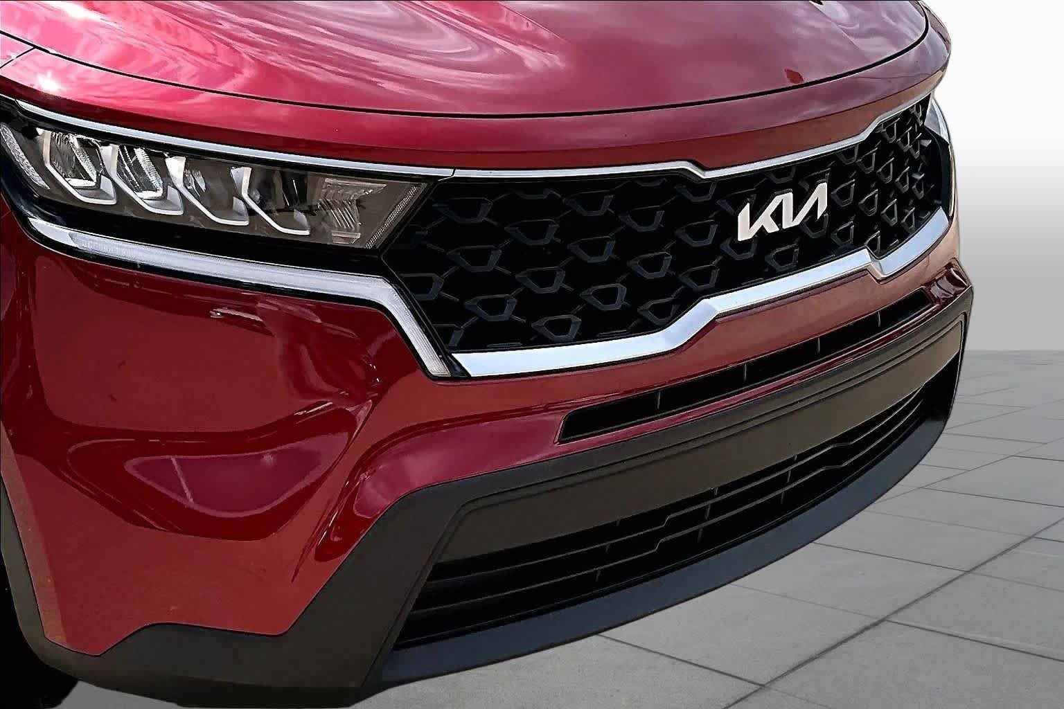 Used 2022 Passion Red Tintcoat Kia LX image 20