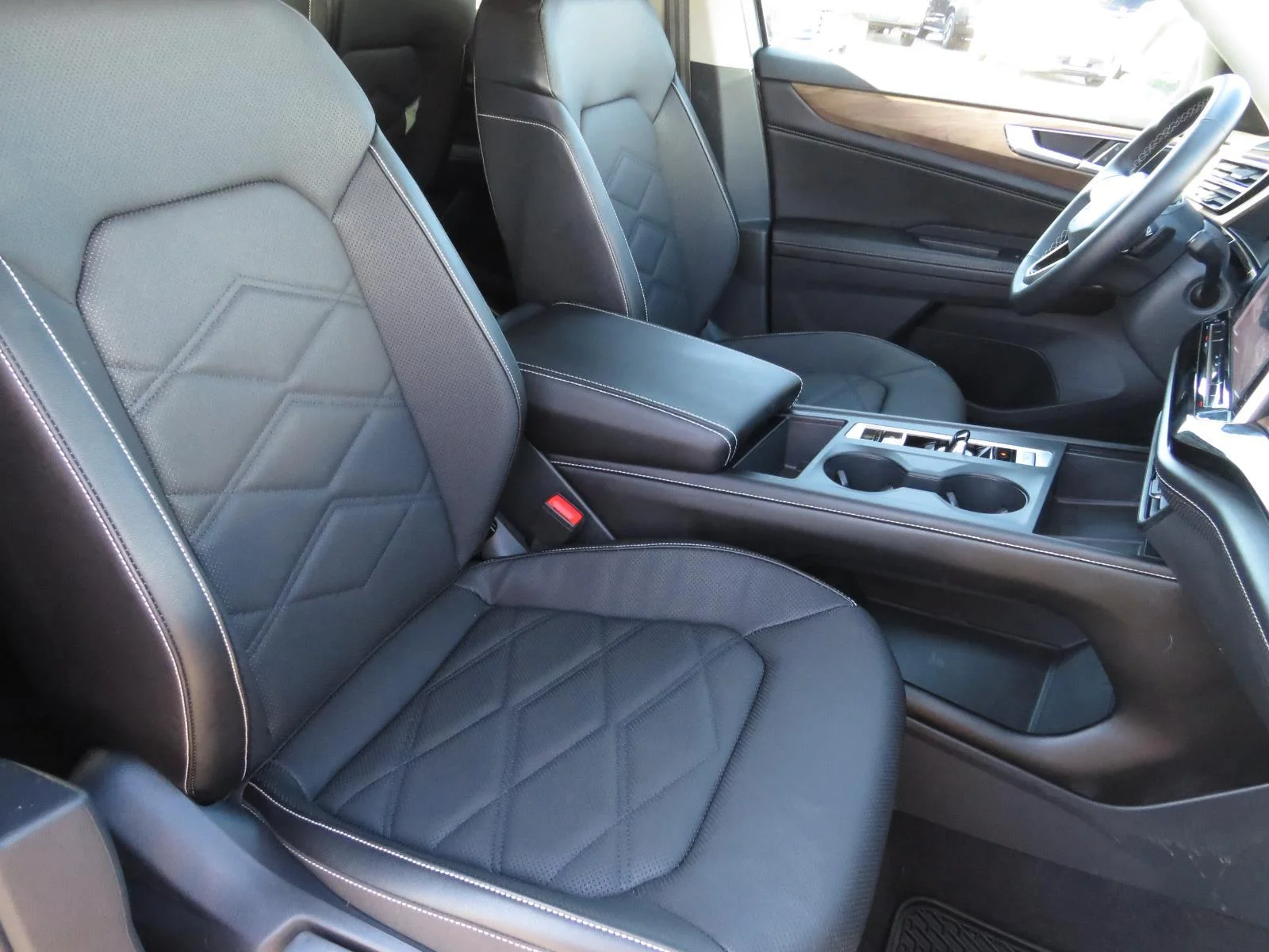 Used 2024  Volkswagen 2.0T SE image 31