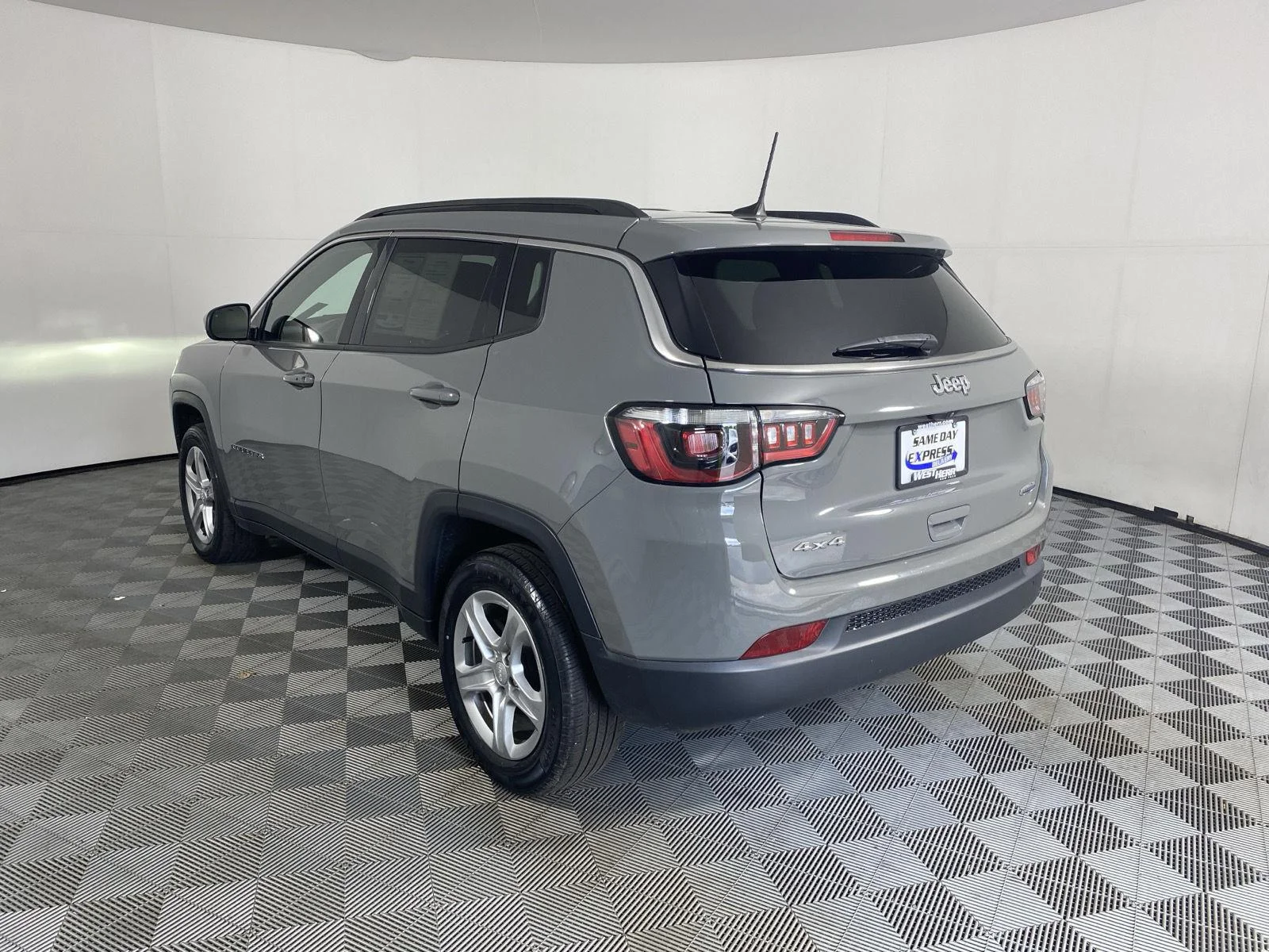 Used 2023 Sting-Gray Clearcoat Jeep Latitude image 5