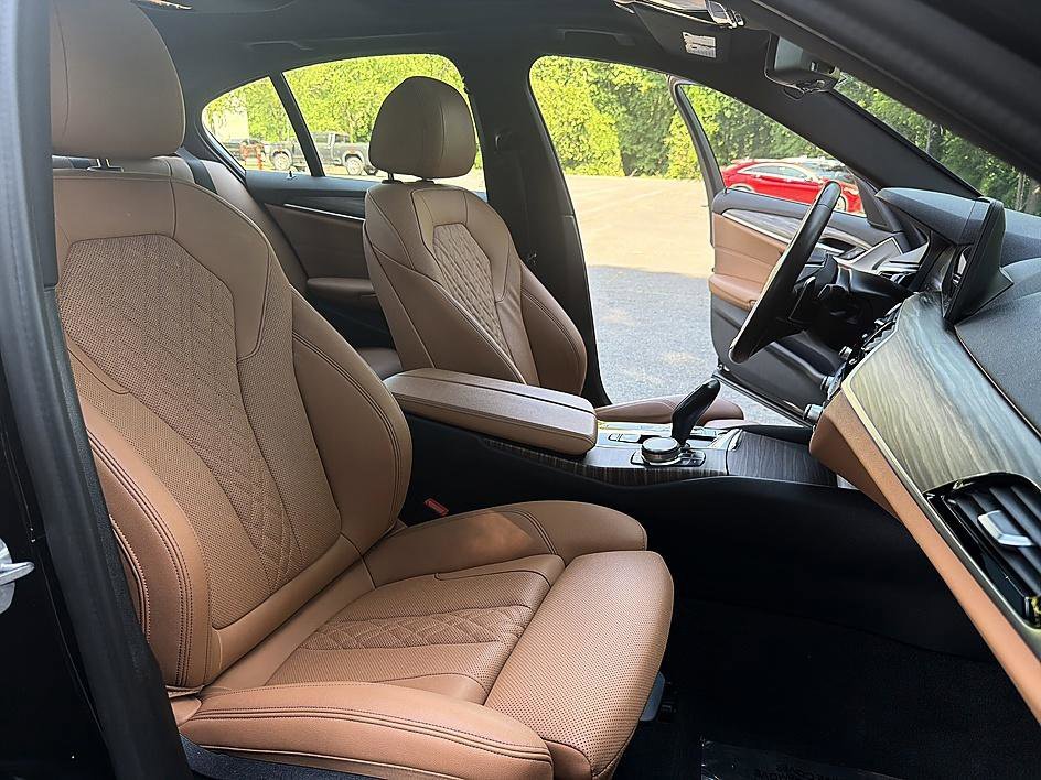 Used 2021 Black Sapphire Metallic BMW 540i image 21