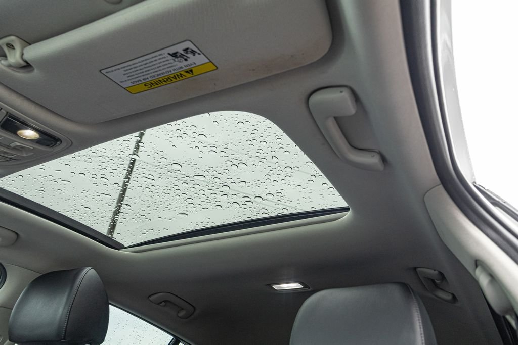 Used 2018 White Kia Premium image 16
