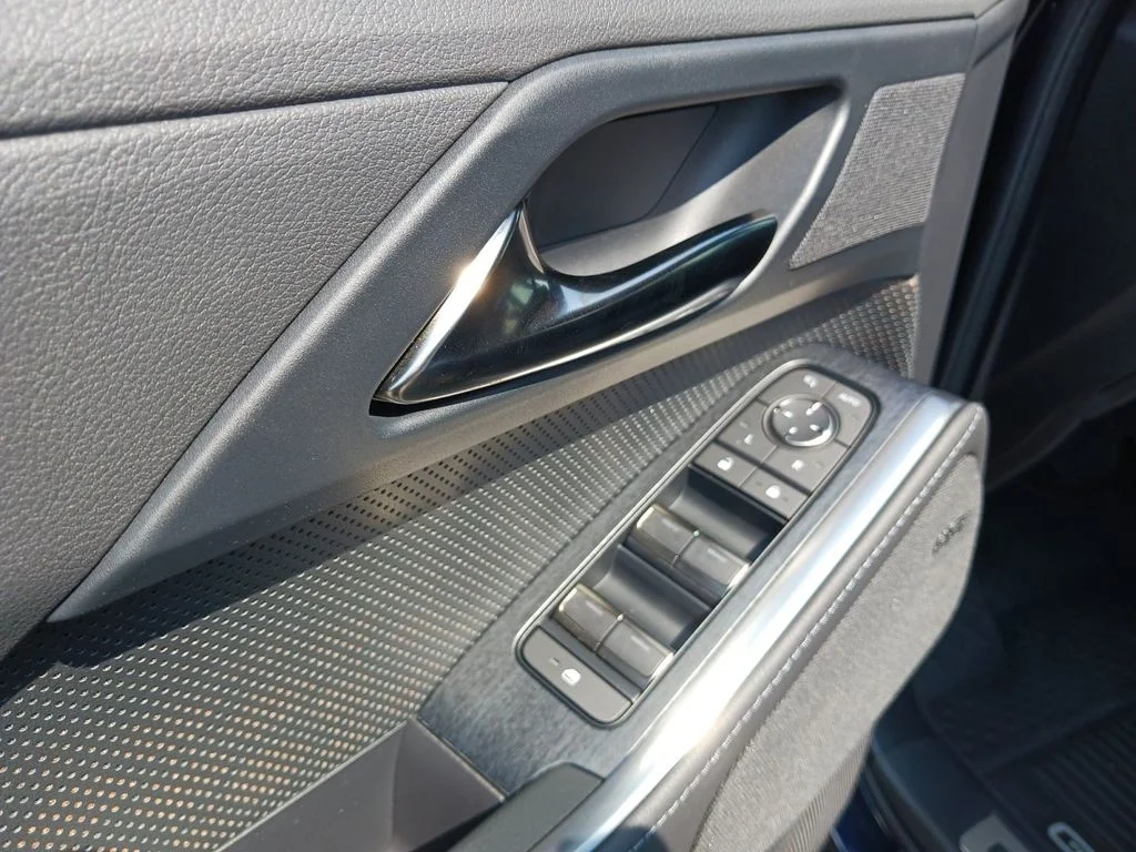 Used 2025  Lexus 550 Luxury image 32
