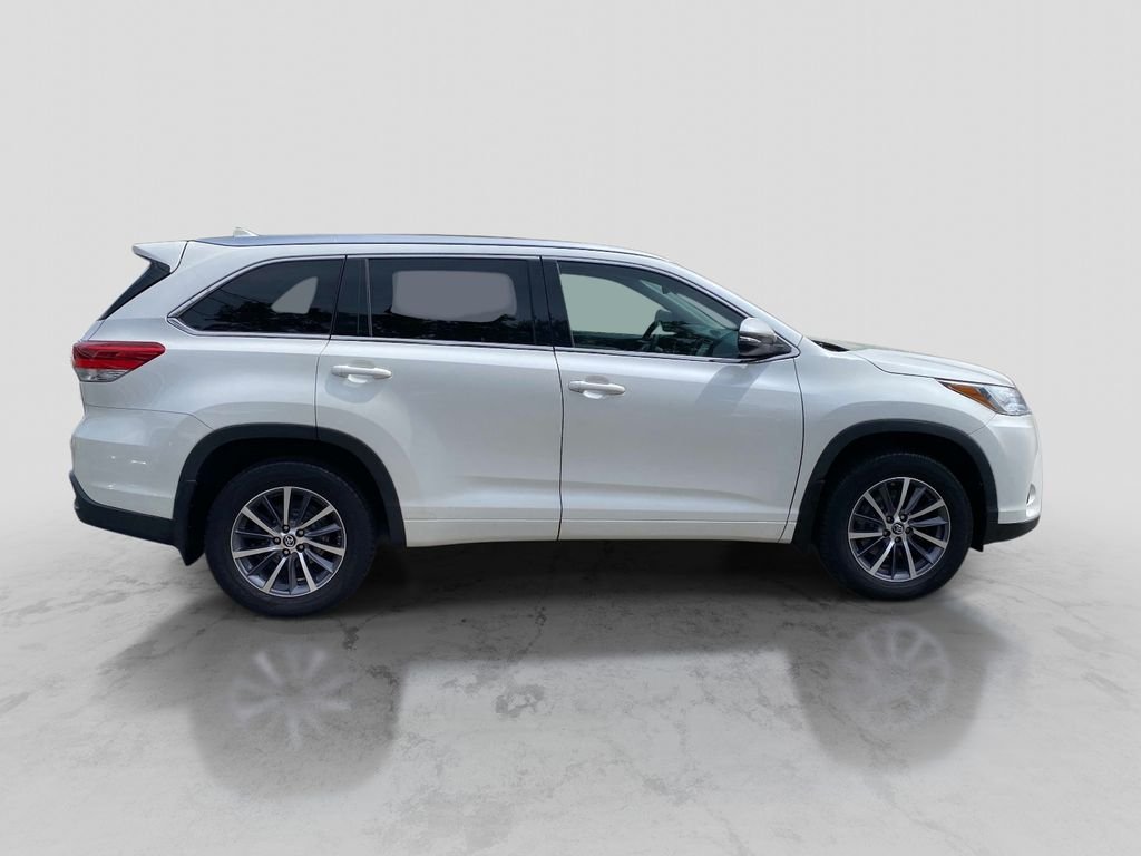 Used 2017 White Toyota XLE image 9