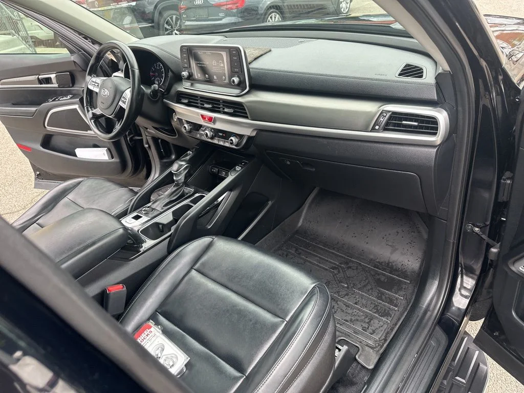 Used 2020 Black Kia S image 31