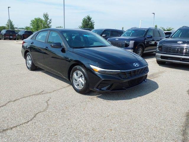 New 2026 Abyss Black Hyundai SE image 4