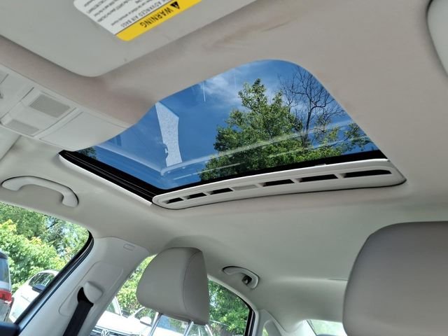 Used 2012 Silver Volkswagen 2.5 SE image 22