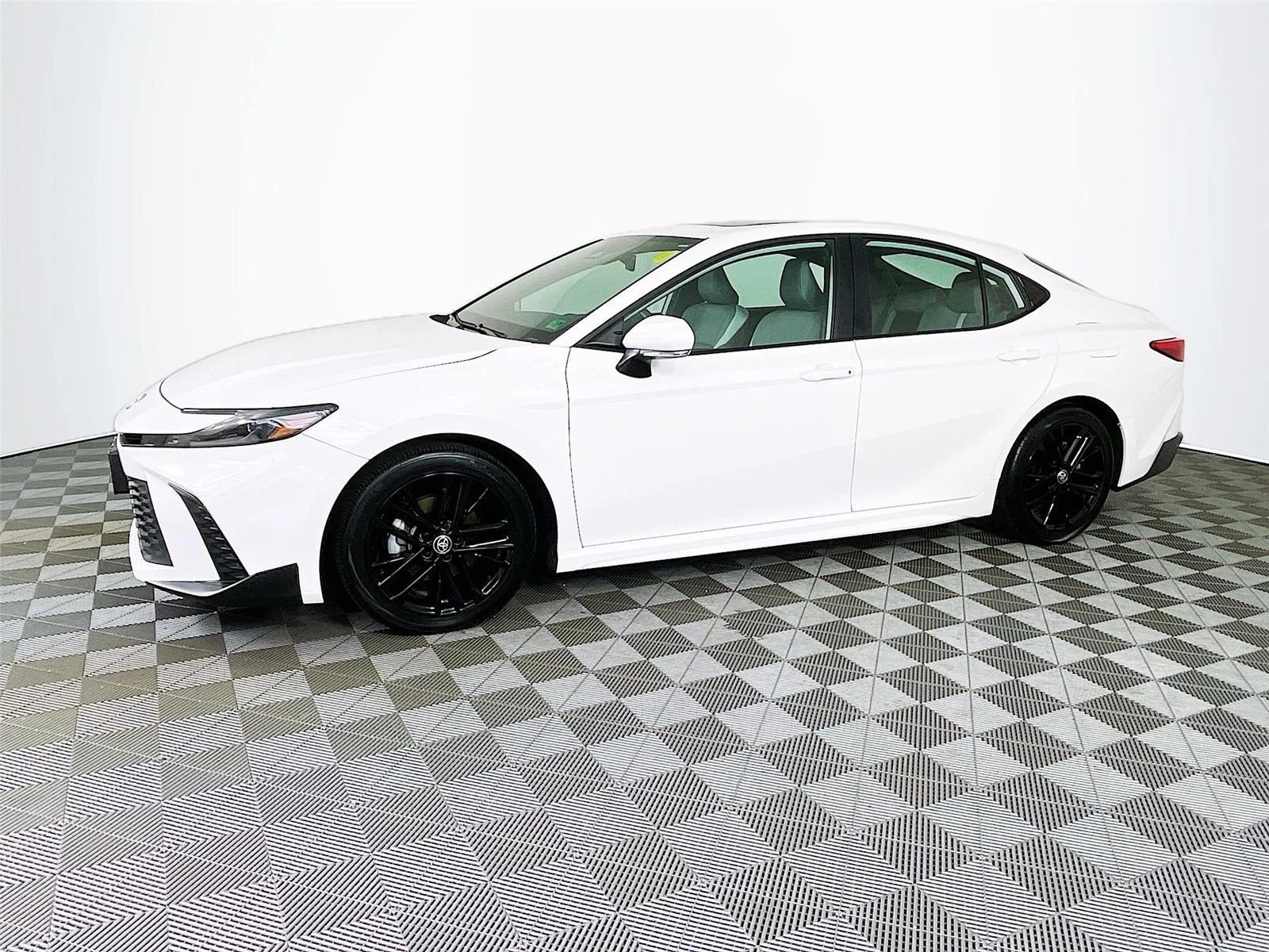 Used 2025 Ice Cap Toyota SE image 4