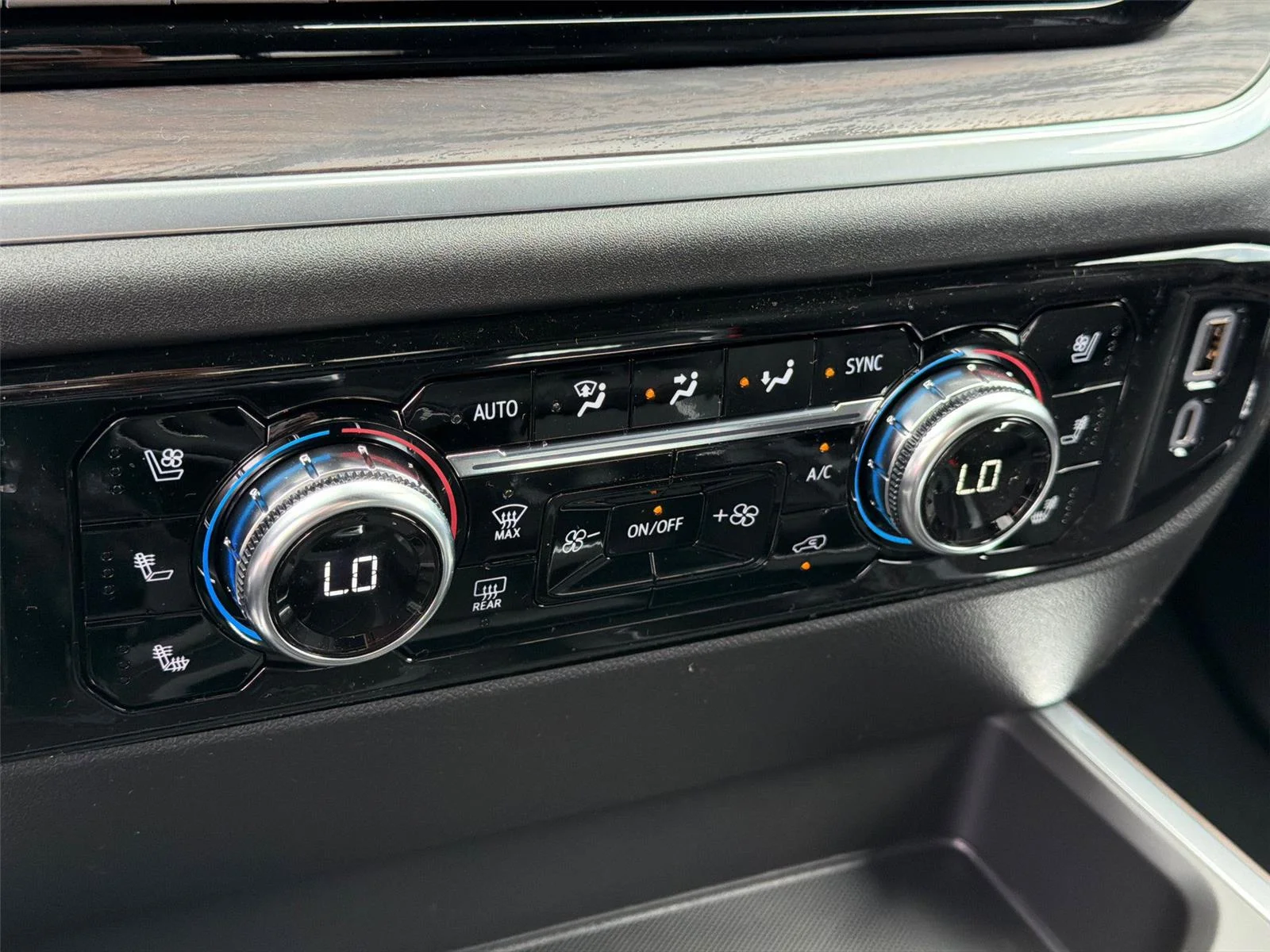 2026 GMC Sierra 1500 SLT - Photo 22