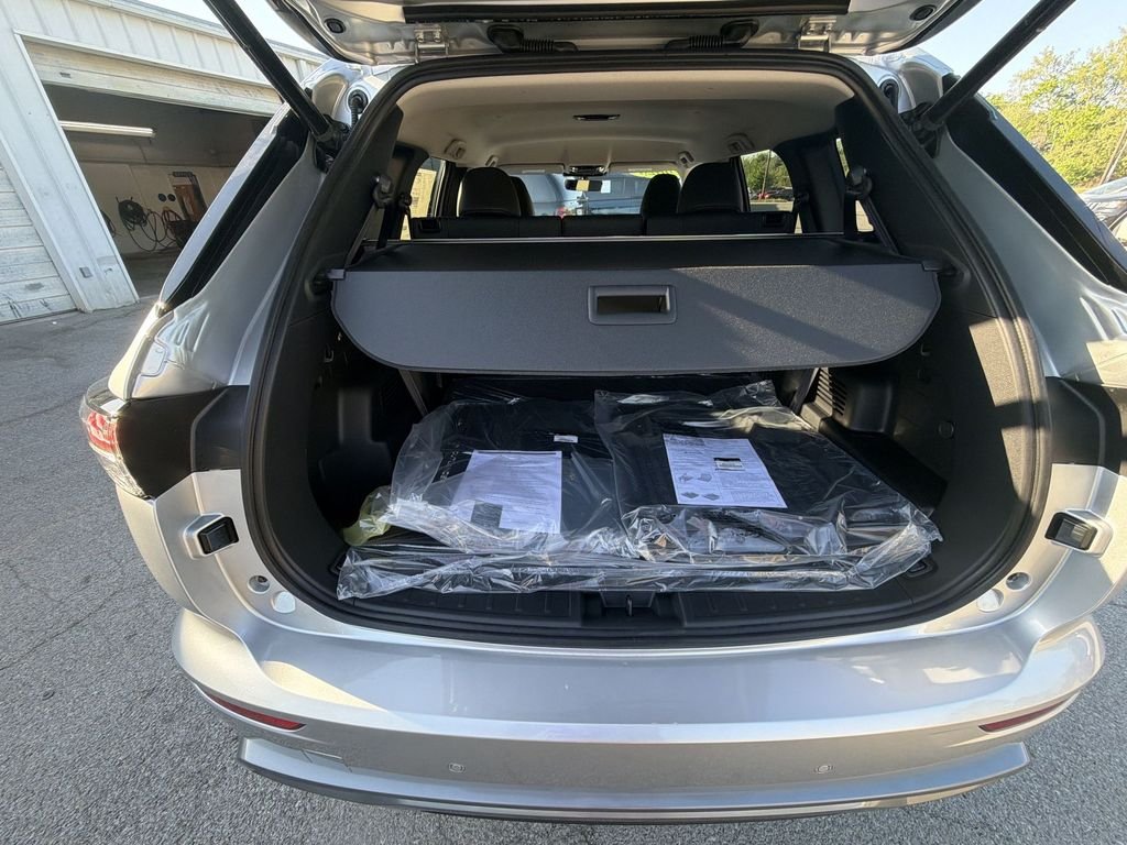 New 2026 Silver Mitsubishi SE image 23