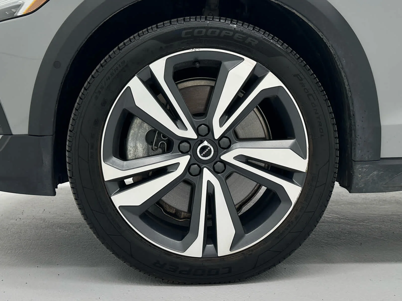 Used 2024 Vapour Grey Metallic Volvo Plus image 9