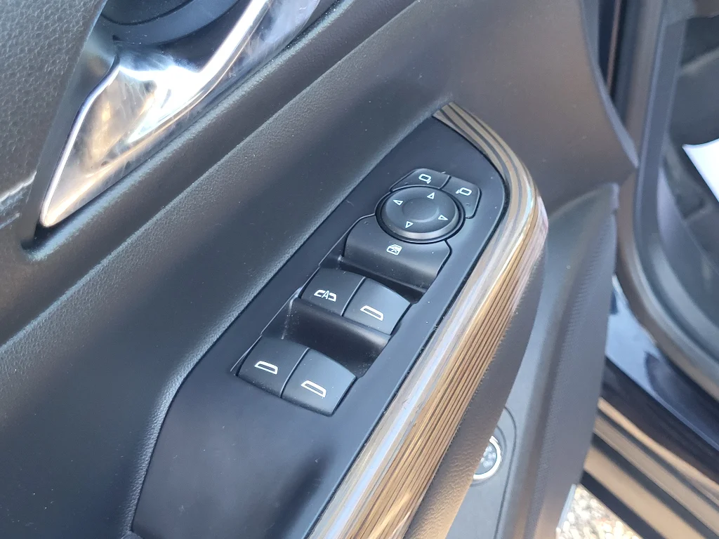 Used 2021 Midnight Blue Metallic GMC SLE image 19