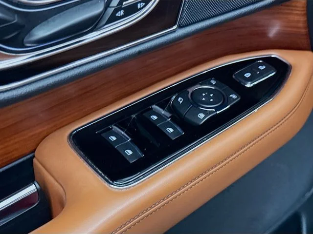 Used 2019 Black Lincoln Reserve image 18