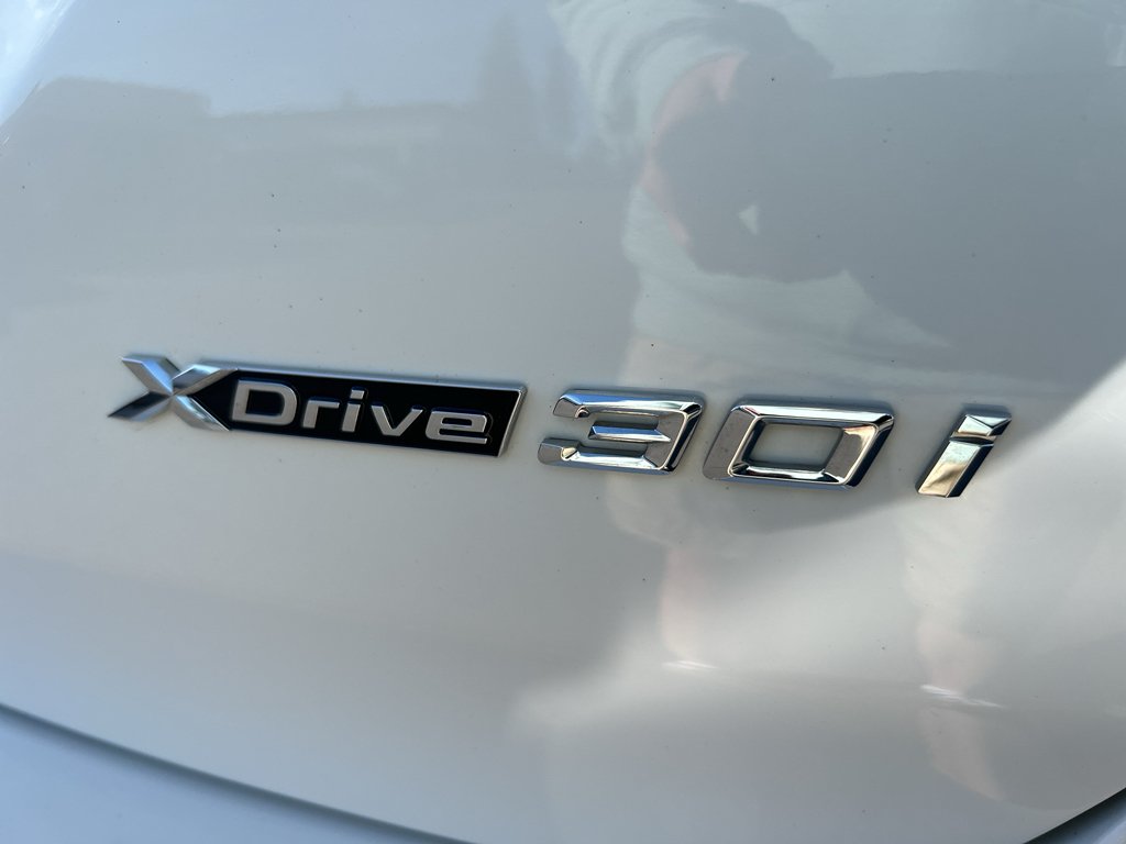 Used 2024 White BMW xDrive30i image 9