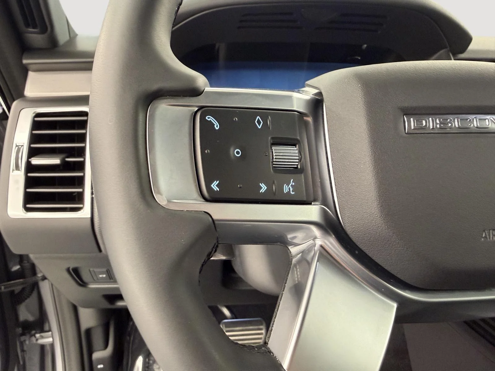 Used 2025  LAND ROVER SE image 15