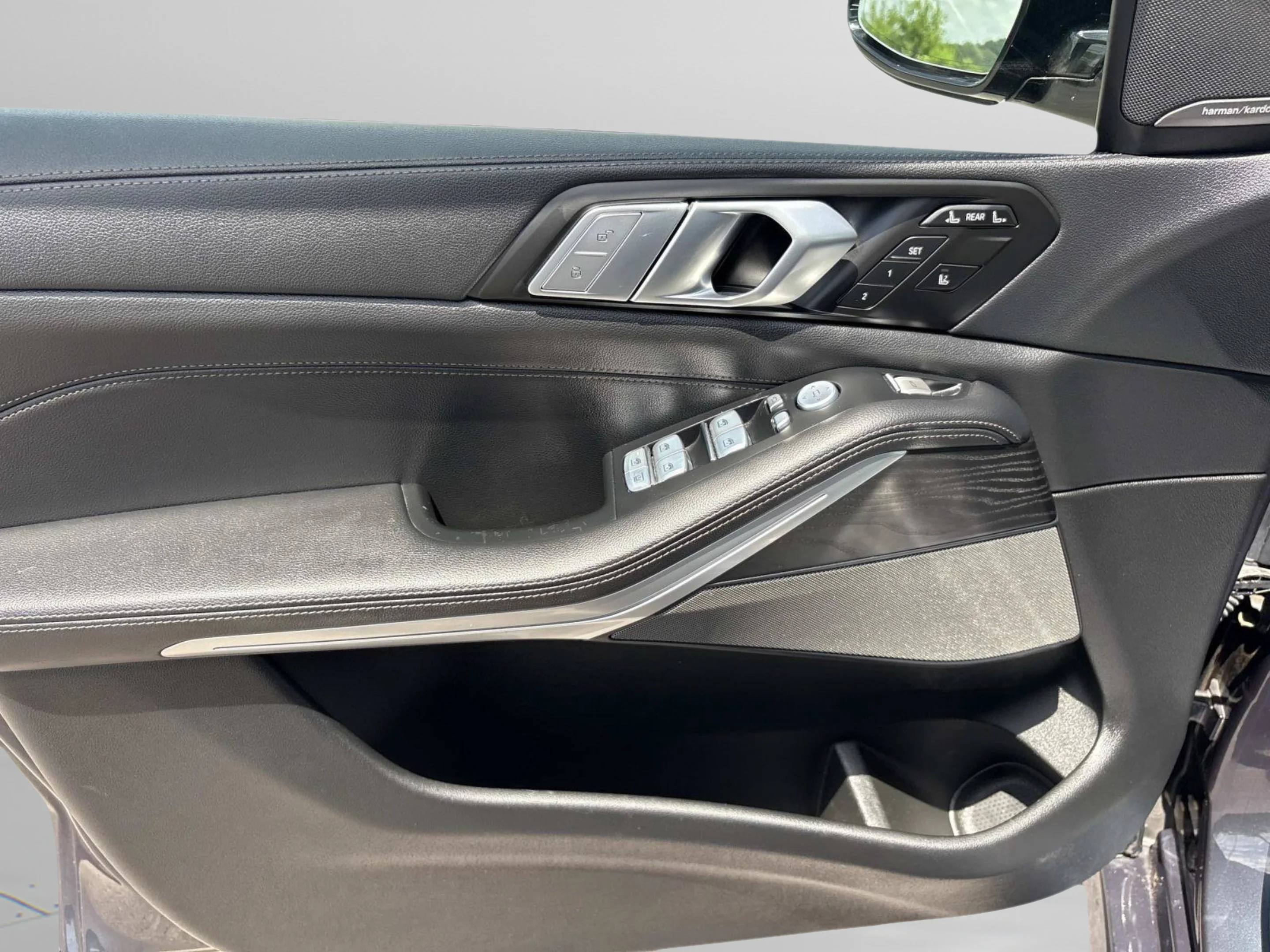 Used 2022 Arctic Grey Metallic BMW M50i image 23