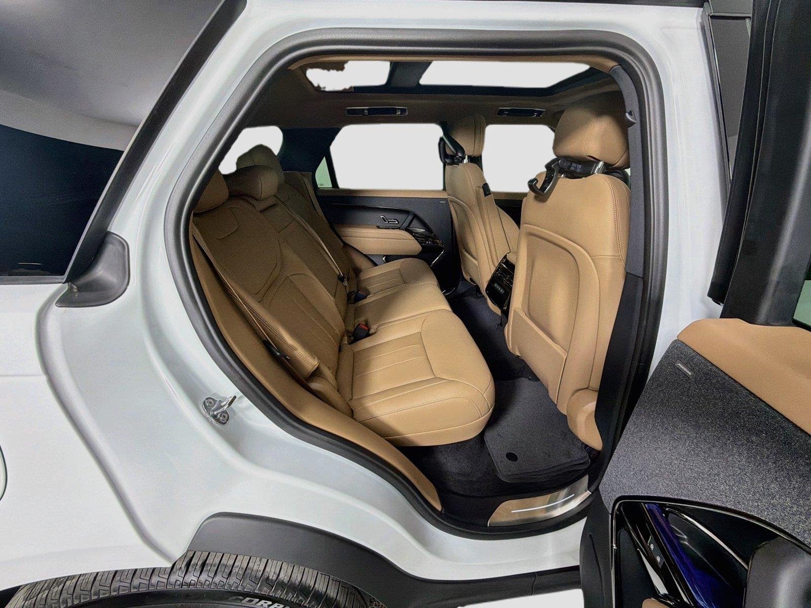 New 2026 Fuji White Land Rover SE image 28