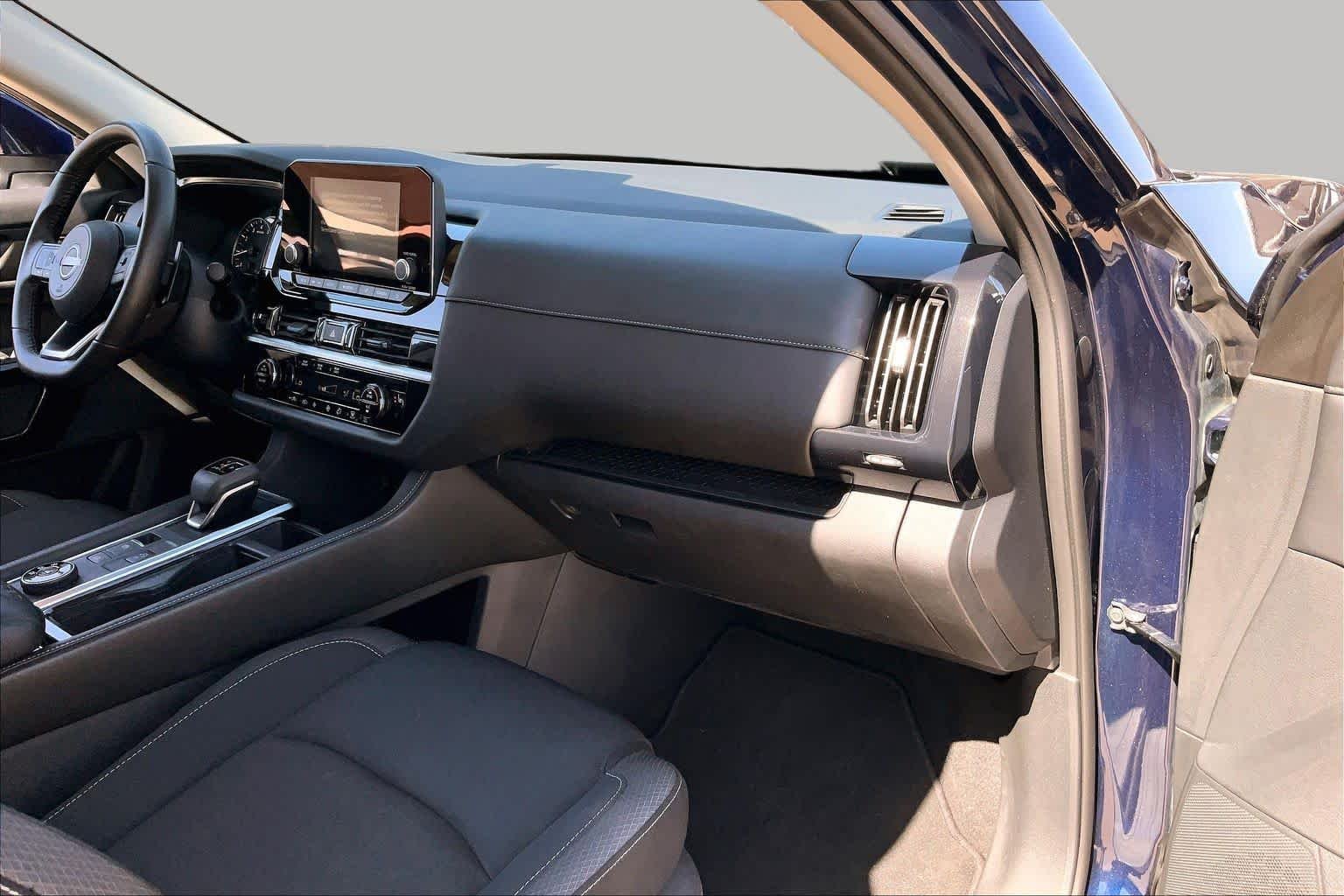 2025 Nissan Pathfinder SV - Photo 16