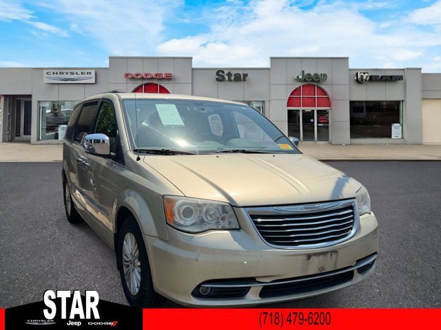 2012 Chrysler Town & Country Limited's photo