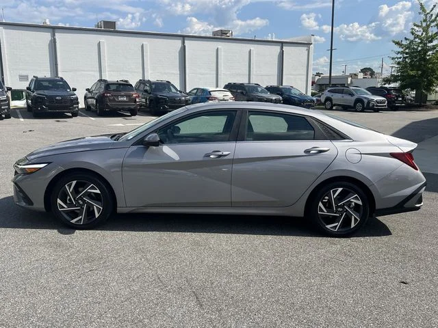 Used 2025 Silver Hyundai SEL Convenience image 10
