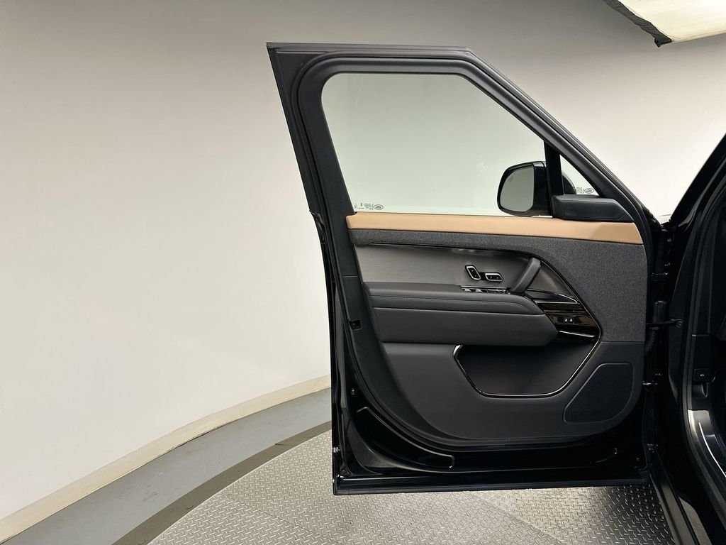 New 2026 Santorini Black Metallic Land Rover Dynamic SE image 9