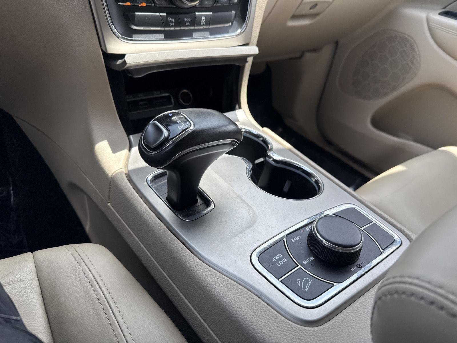 Used 2014 Bright White Clearcoat Jeep Limited image 19