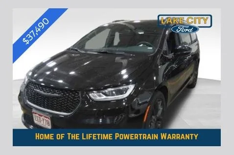 2025 Chrysler Pacifica's photo