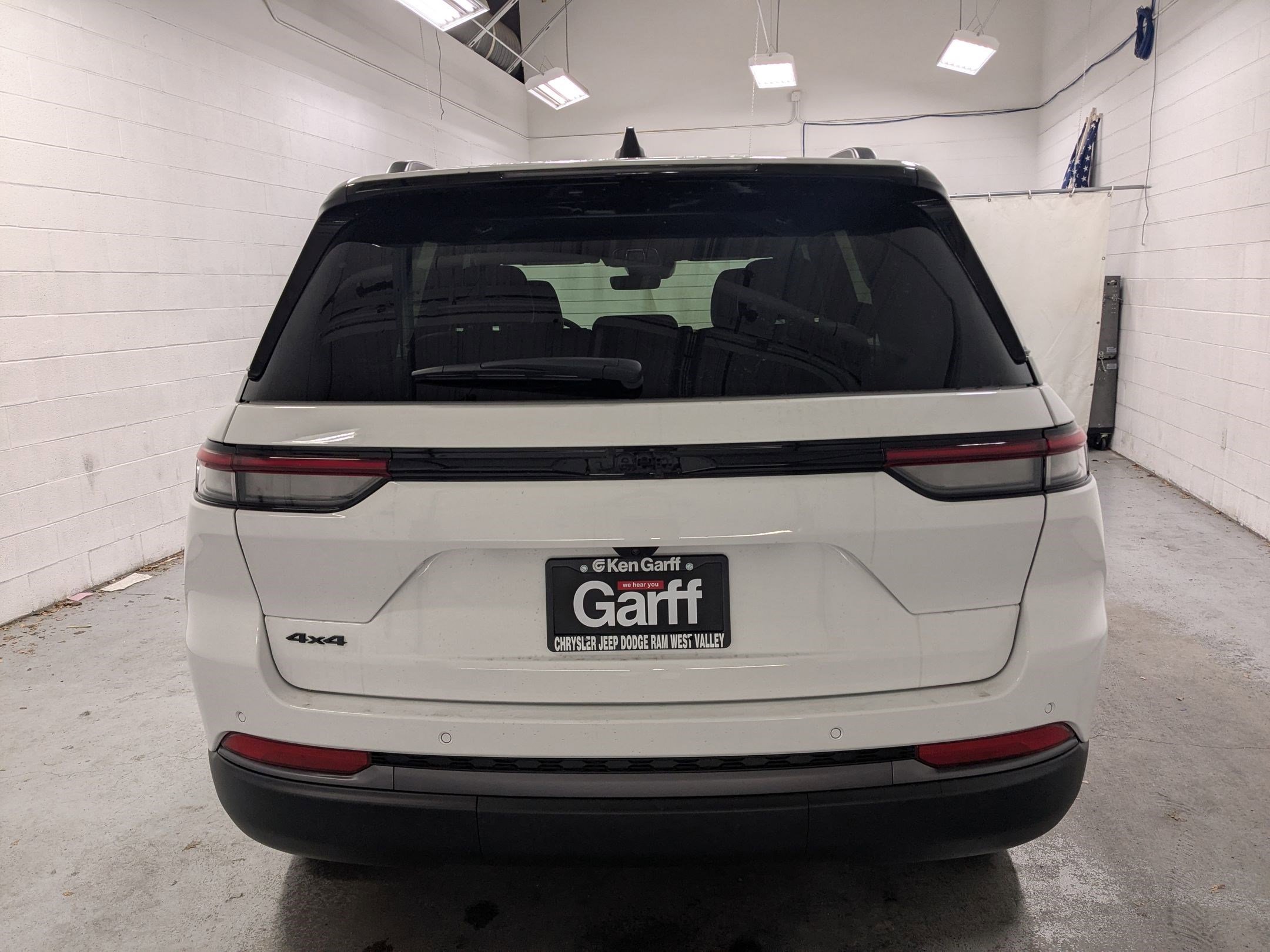 New 2026 Bright White Clear-Coat Exterior Paint Jeep Laredo Altitude image 5