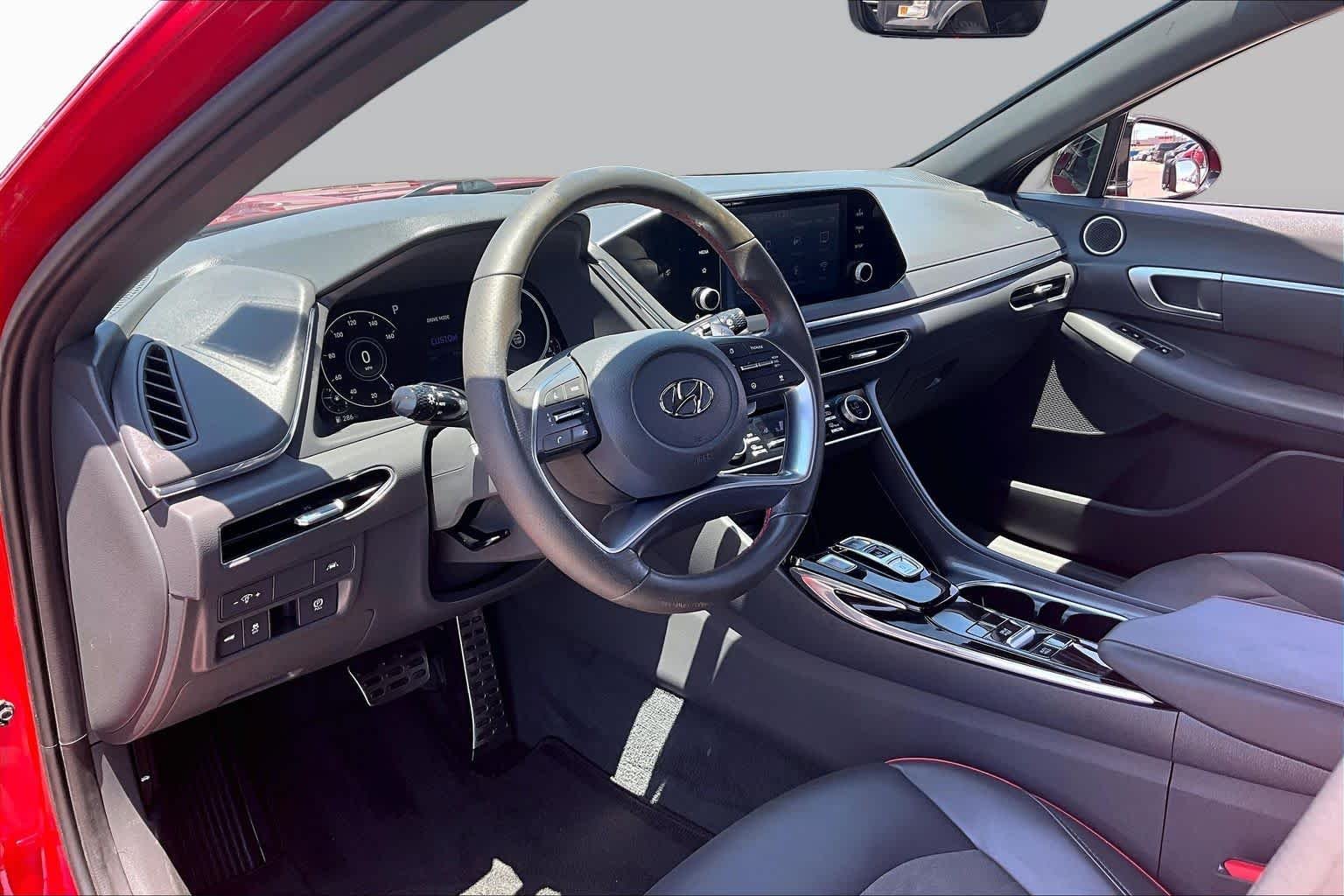Used 2021 Calypso Red Hyundai SEL Plus image 17