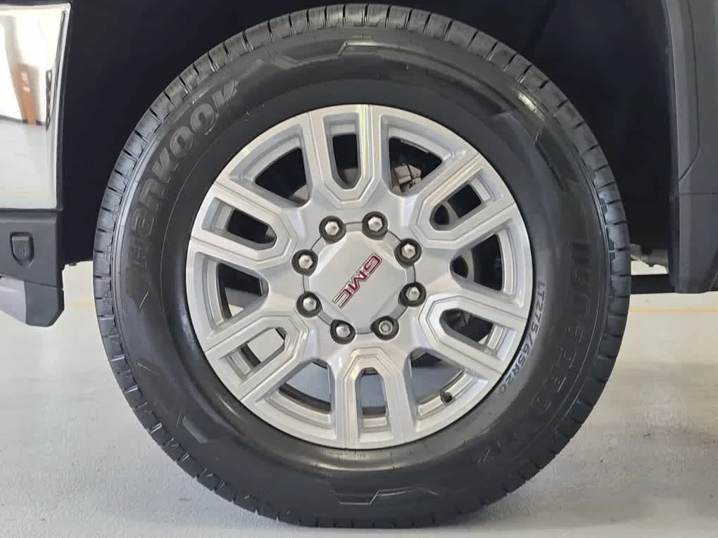 Used 2023 White Frost Tricoat GMC SLT image 6
