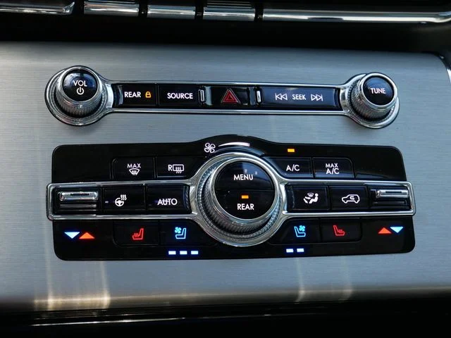 Used 2021 White Lincoln Reserve image 23