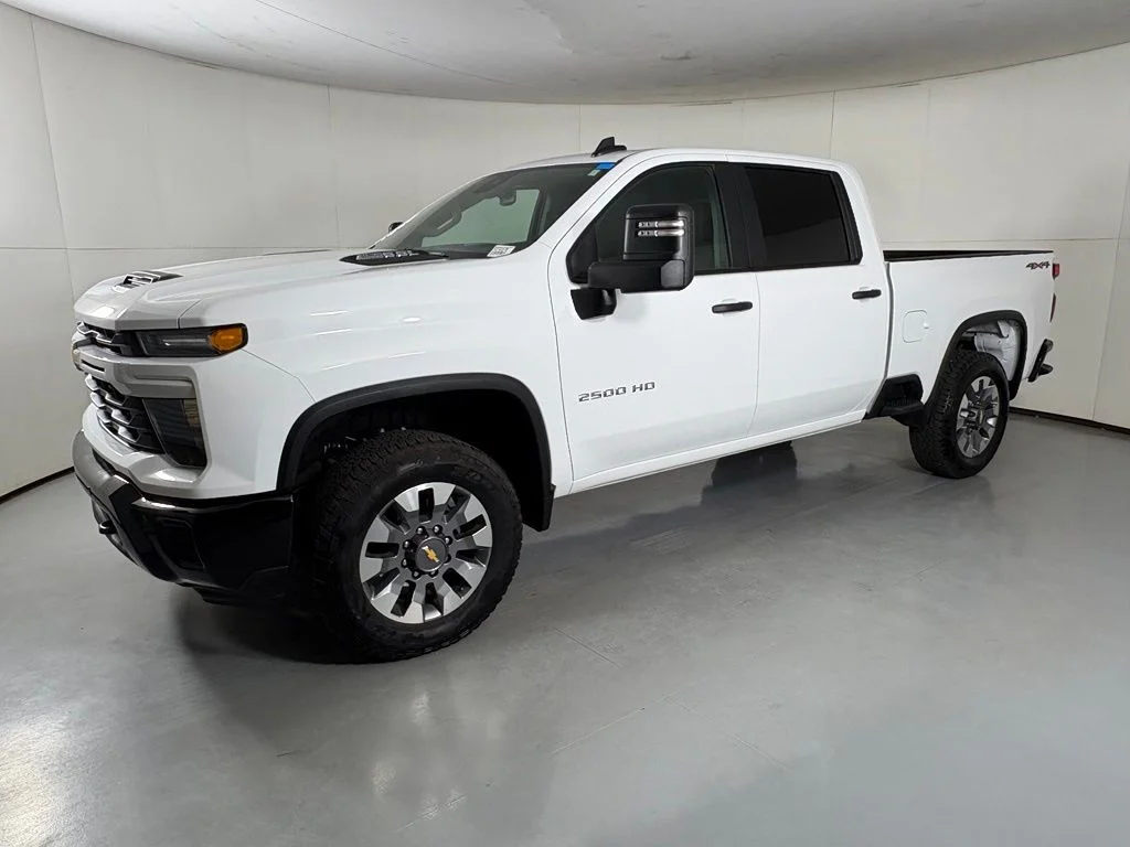 Used 2025 White Chevrolet Custom image 6