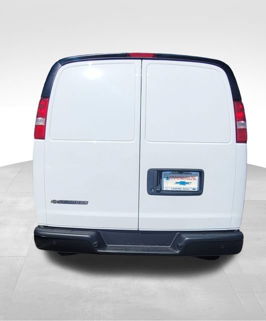 New 2025 Summit White Chevrolet WT image 6