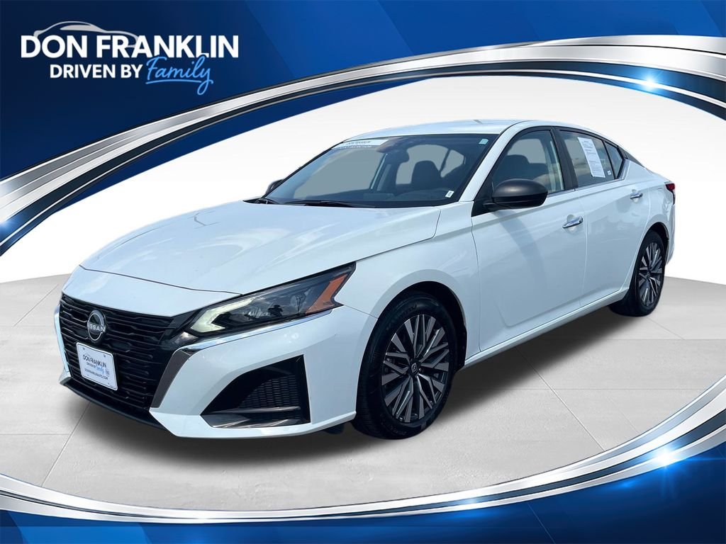 Used 2025 White Nissan 2.5 SV image 1