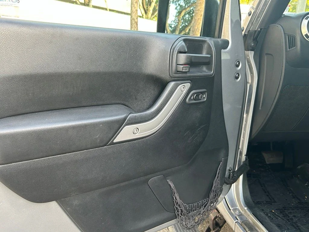 Used 2016 Silver Jeep Sahara image 15