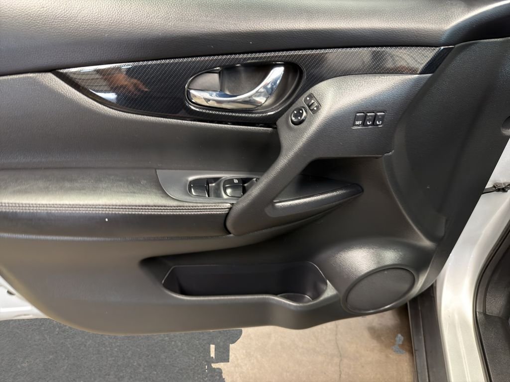 Used 2019 Silver Nissan SL image 9