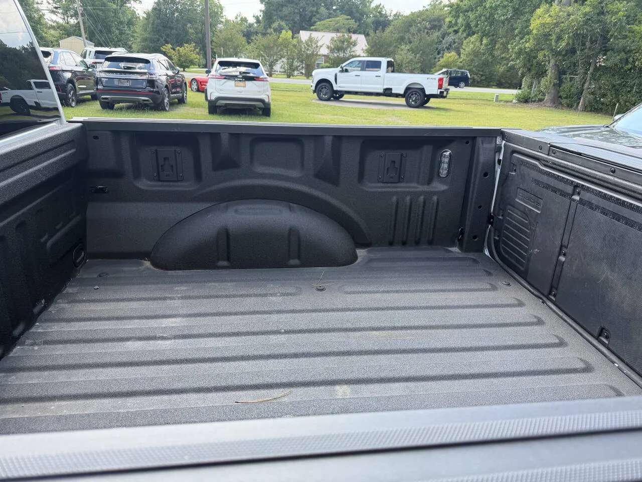 Used 2023 White Ford XLT 4x4 4dr SuperCrew 5.5 ft. SB image 17