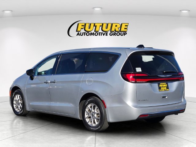 Used 2024 Silver Chrysler Touring L image 6