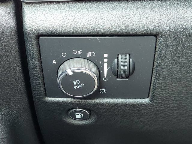 Used 2022 White Jeep Limited 4x4 image 22