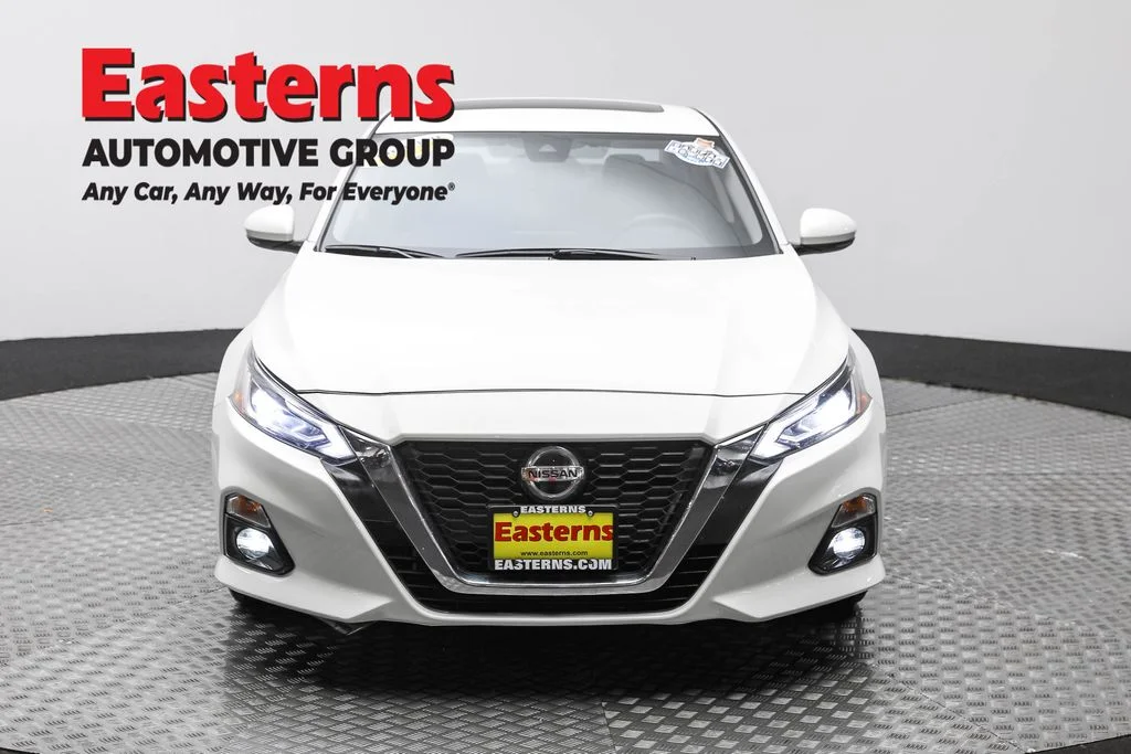 Used 2022 White Nissan 2.5 SL image 2
