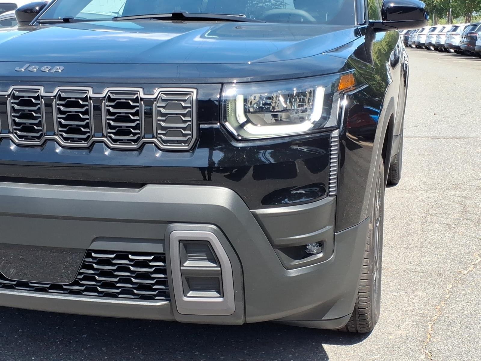 New 2026 Diamond Black Crystal Pearl-Coat Exterior Paint Jeep Laredo image 17