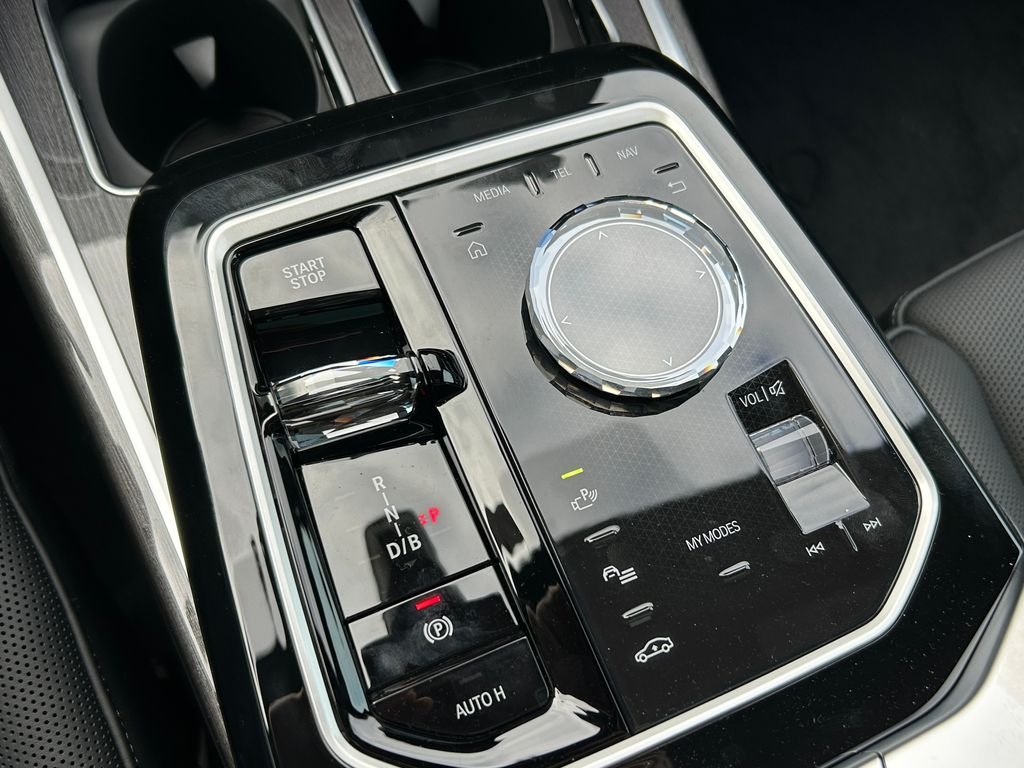 New 2026 Alpine White BMW M70 image 29
