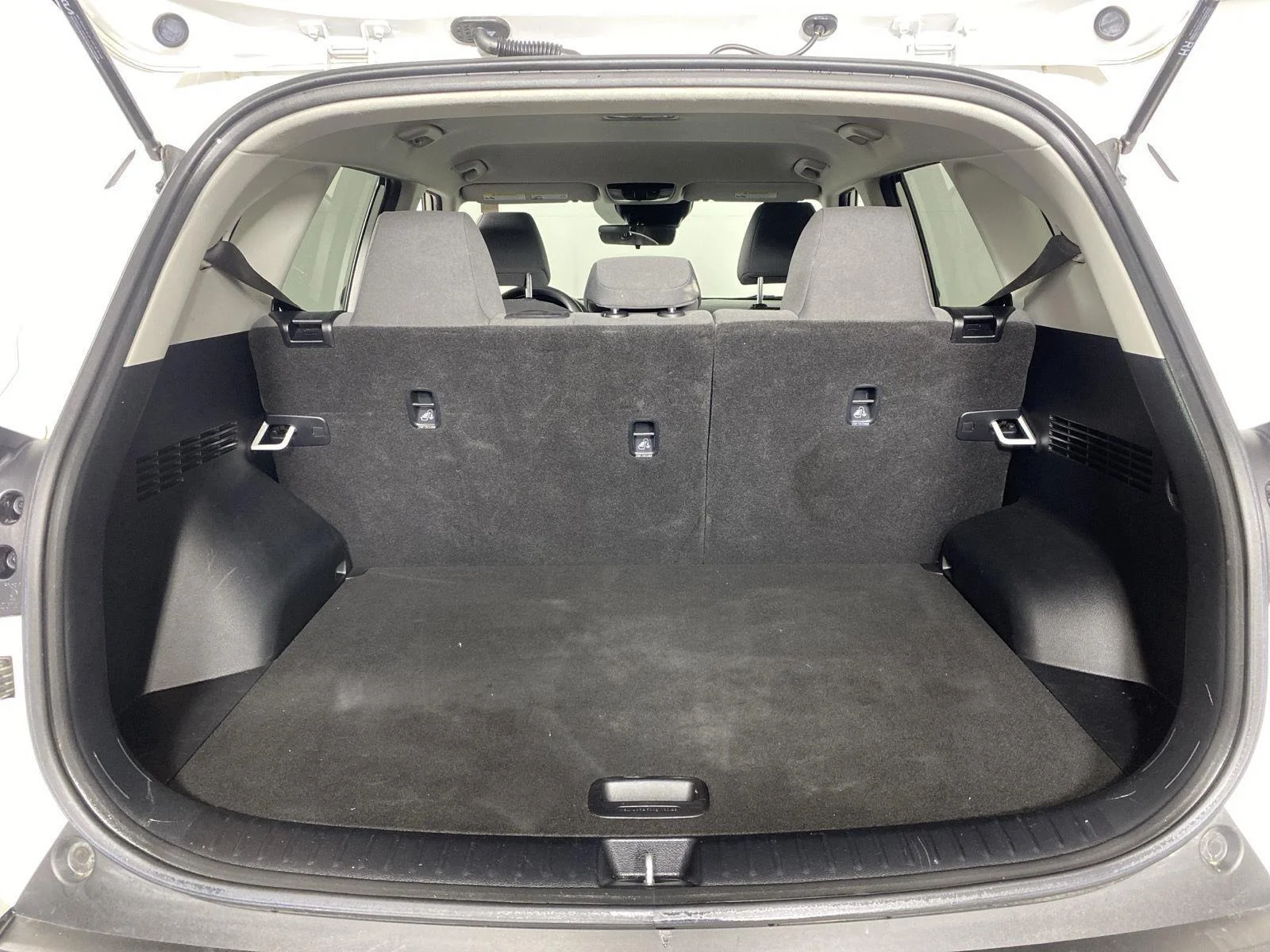 Used 2022 Snow White Pearl Kia LX image 37