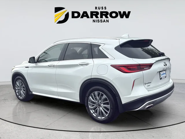 Used 2023 White INFINITI LUXE image 3