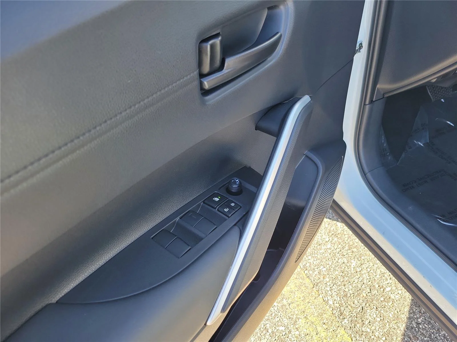 Used 2024 Wind Chill Pearl Toyota Hybrid SE image 17