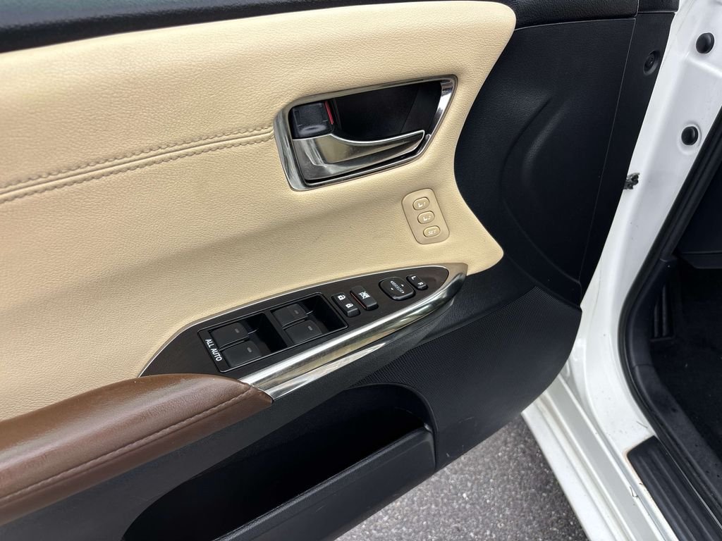 Used 2014 White Toyota XLE Touring image 9