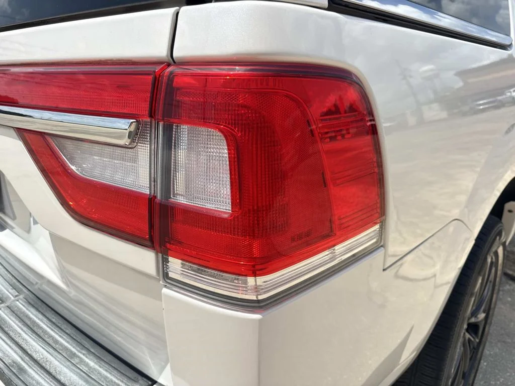 Used 2017 White Lincoln Select image 13