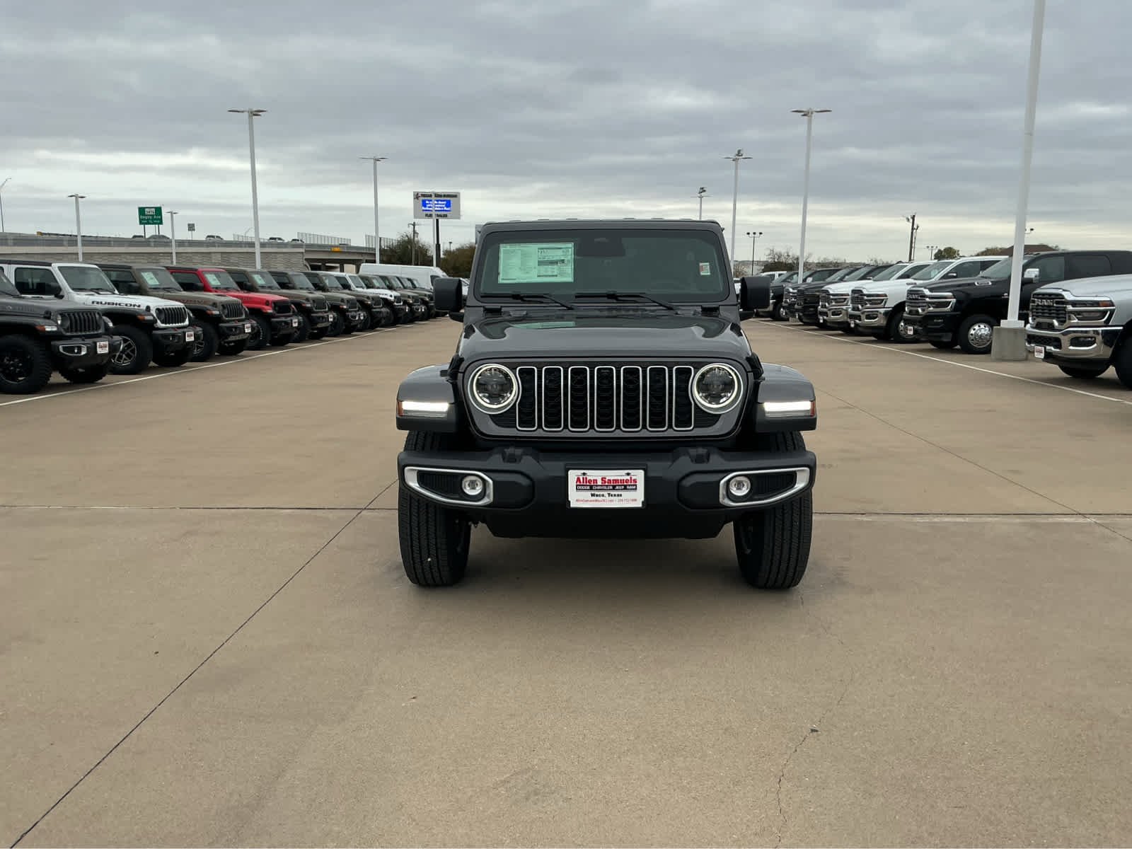 New 2026 Granite Crystal Metallic Clear-Coat Exterior Paint Jeep Sahara image 3