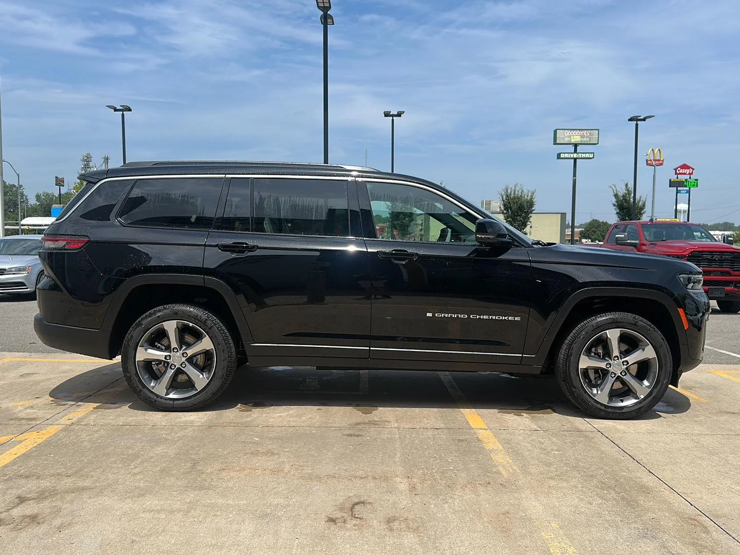 New 2026 Diamond Black Crystal Pearlcoat Jeep Limited image 4