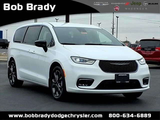2026 Chrysler Pacifica Select's photo